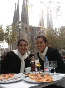 Eating pizza with Anette in front of La Sagrada Familia